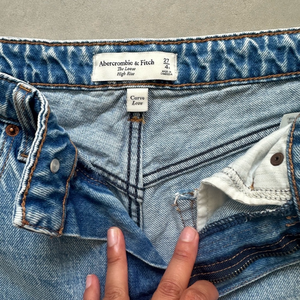 Abercrombie & Fitch Curve Love “ The Loose High Rise” Light Blue Jeans - Picture 5 of 10